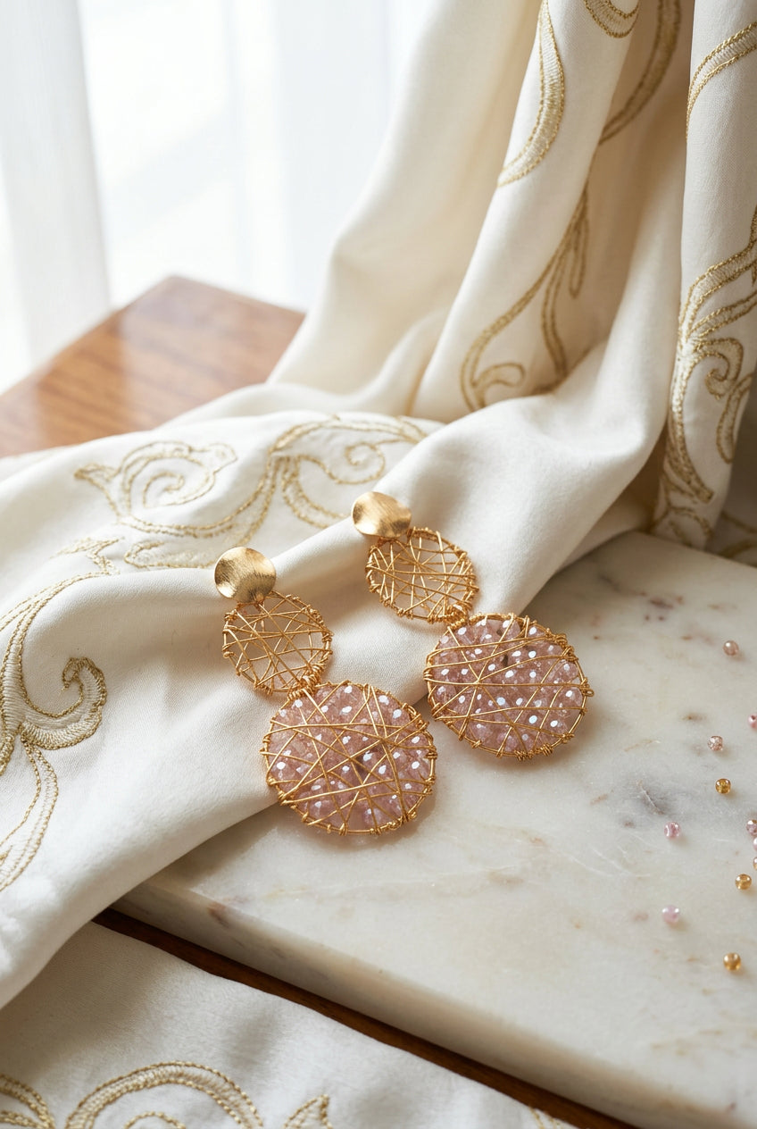 Aretes en alambrismo dorado con cristales rosados