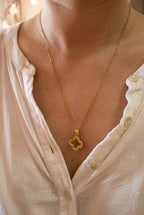 Collar trébol con cristales puesto