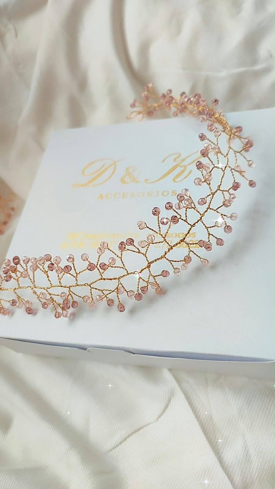 Tiara artesanal goldfill rosado sobre caja D&K