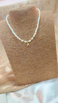 Choker de perla sintética con inicial dorada personalizada
