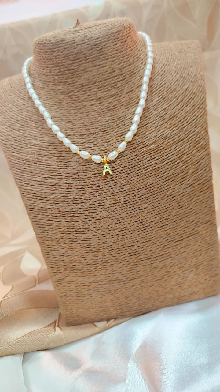 Choker de perla sintética con inicial dorada personalizada
