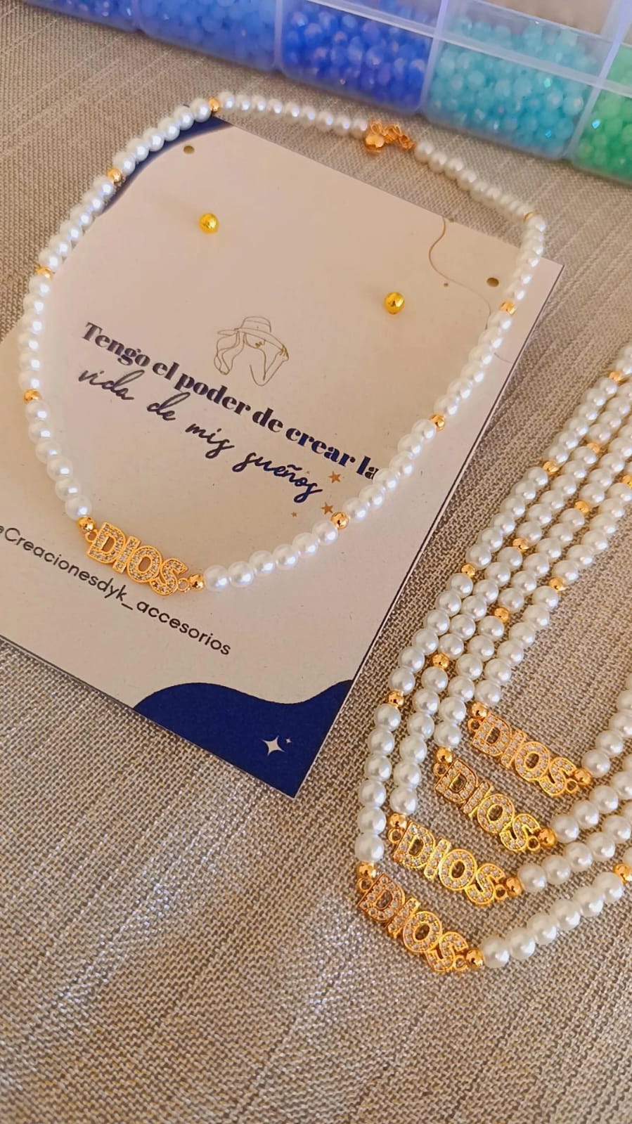 Collar Dije de Dios en perla blanca con rodio dorado