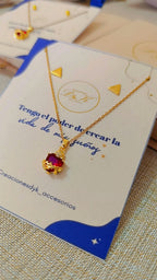 Collar corazón rojo con corona dorada detalle