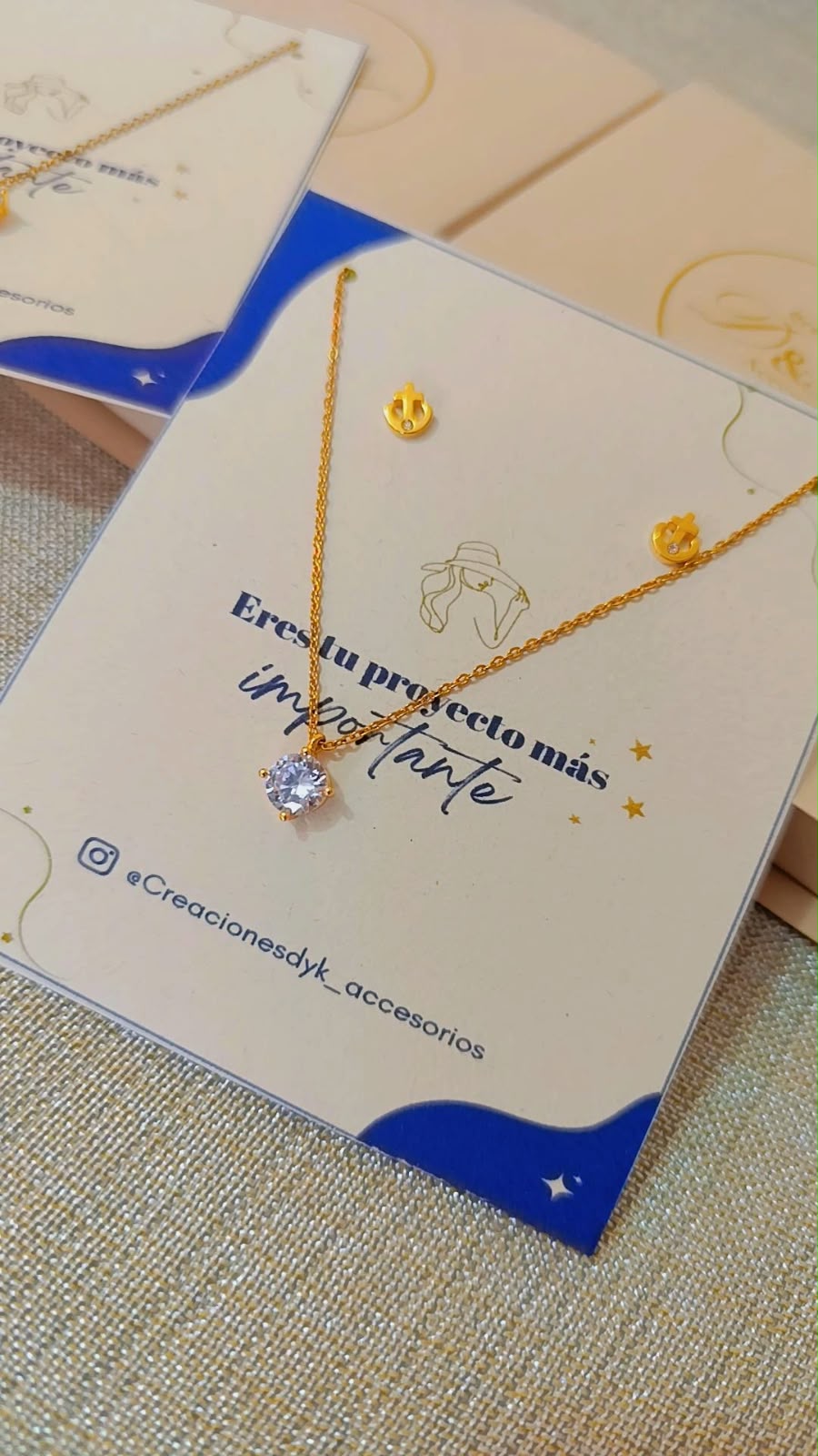 Collar solitario con cristal presentación