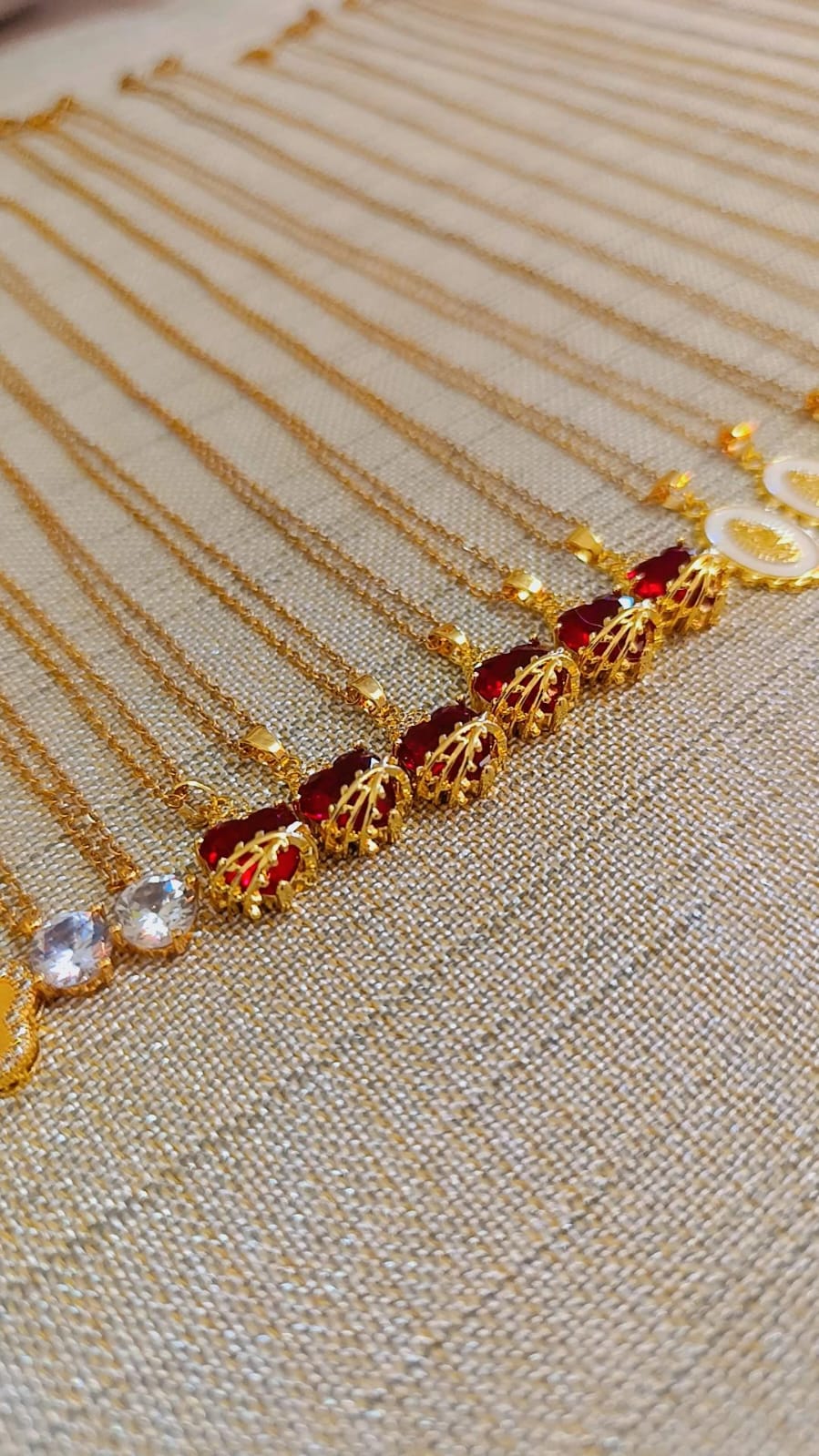 Collar corazón rojo con corona dorada colección