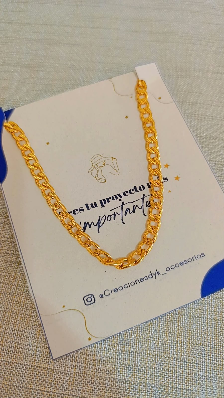 Choker cadena aluminio dorado detalle