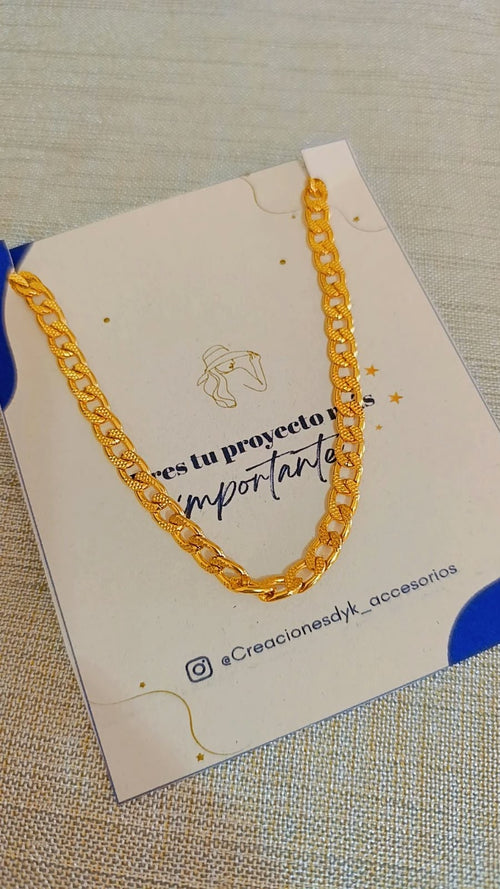 Choker cadena aluminio dorado detalle