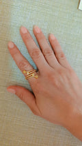 Anillo estrellas rodio dorado puesto en mano