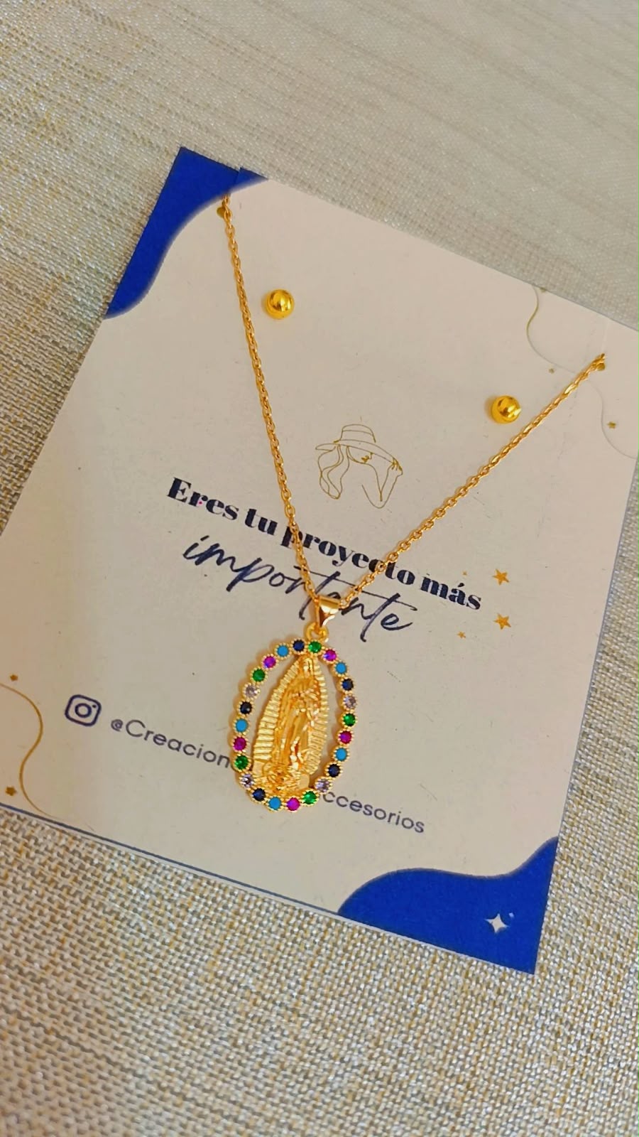 Collar Virgen de Guadalupe con piedras multicolor presentacion