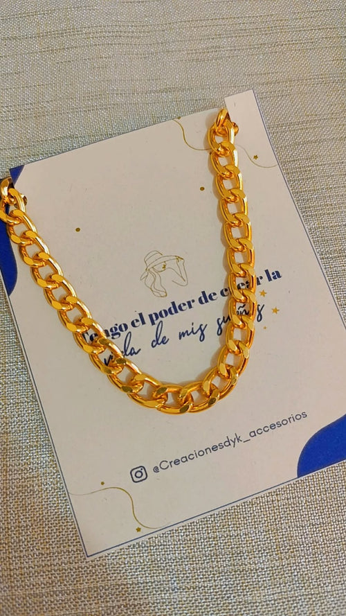 Choker cadena cubana gruesa de aluminio dorado en tres presentaciones