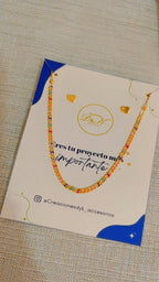 Choker de cadena delgada multicolor en rodio sobre tarjeta de presentación