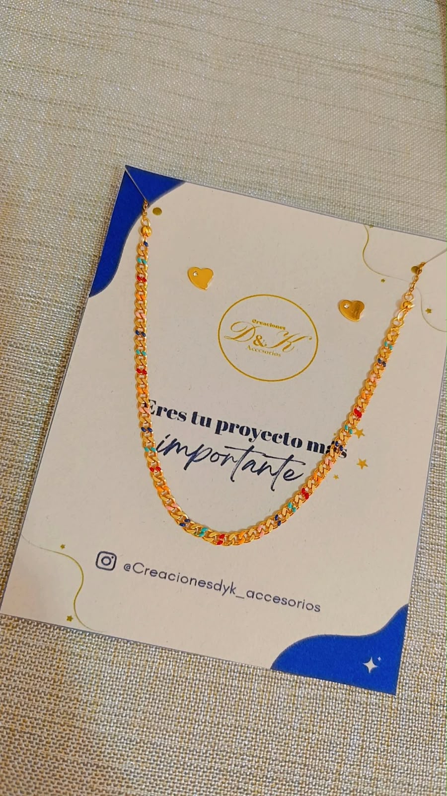 Choker de cadena delgada multicolor en rodio sobre tarjeta de presentación