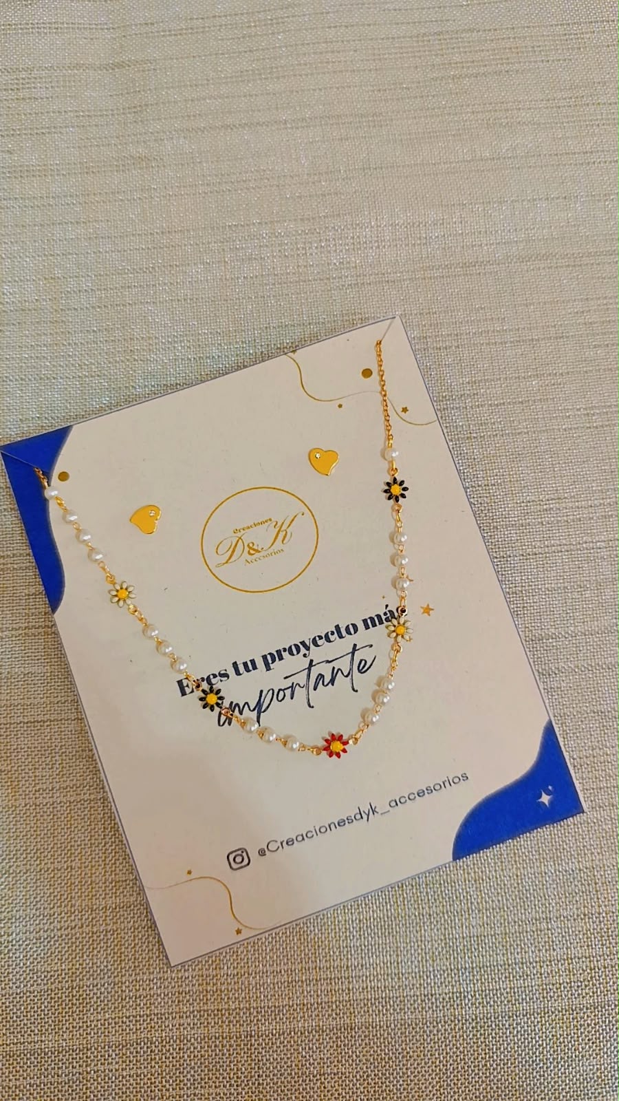 Choker de perla y flores multicolor en cadena dorada sobre tarjeta de presentación