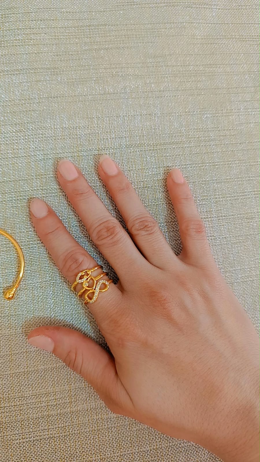 Anillo triple de corazón e infinito de rodio graduable puesto en dedo