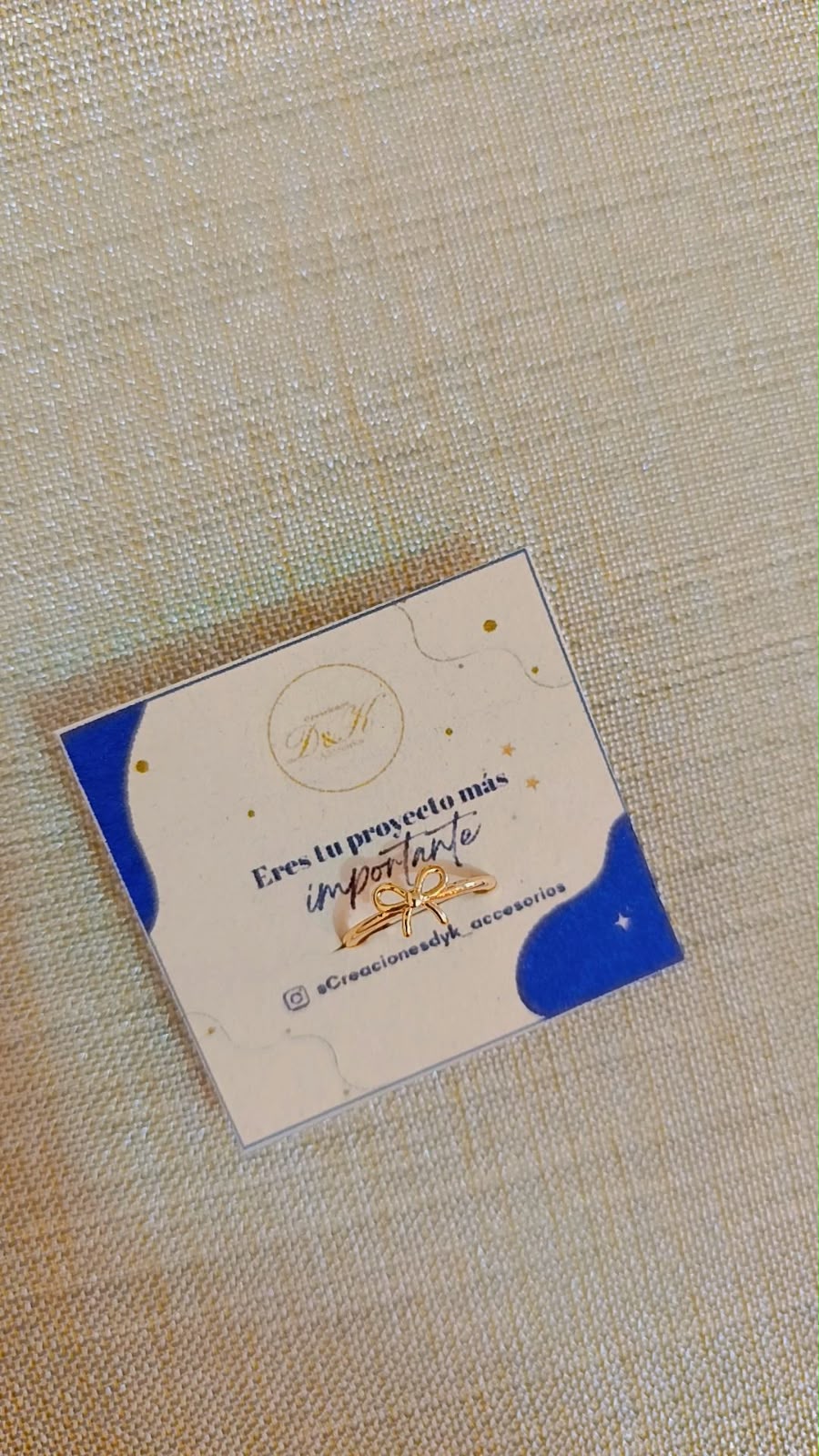 Anillo de lazo de rodio graduable sobre tarjeta de presentación