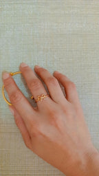 Anillo de lazo de rodio graduable puesto en dedo