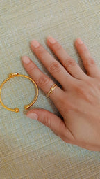Anillo de rodio graduable con dije de estrella sobre tarjeta de presentación