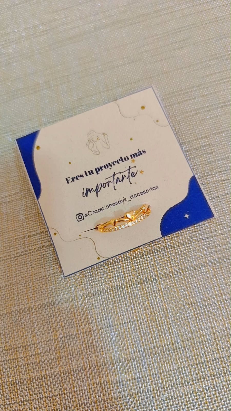 Anillo de rodio graduable con dije de estrella puesto en dedo junto a pulsera