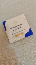 Anillo de rodio graduable con dije de estrella puesto en dedo junto a pulsera