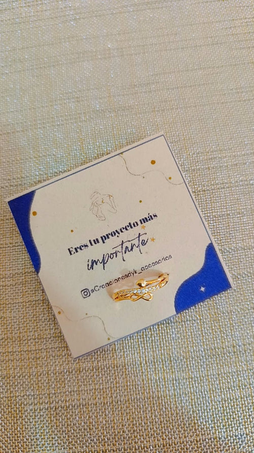Anillo de infinito de rodio graduable sobre tarjeta de presentación