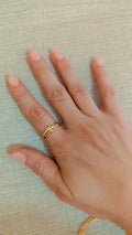 Anillo de infinito de rodio graduable puesto en dedo
