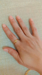 Anillo de infinito de rodio graduable puesto en dedo
