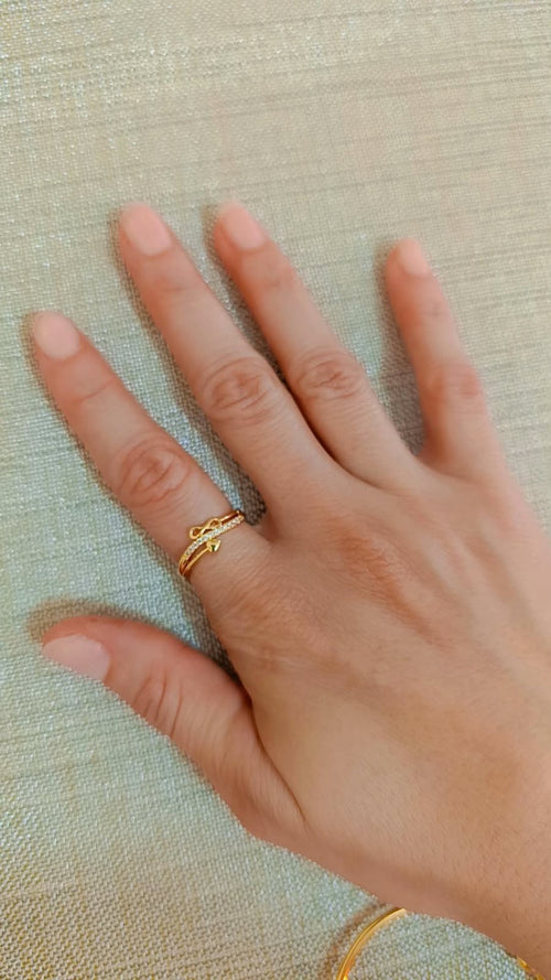 Anillo de infinito de rodio graduable puesto en dedo