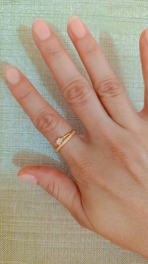 Anillo doble de rodio graduable con solitario puesto en dedo