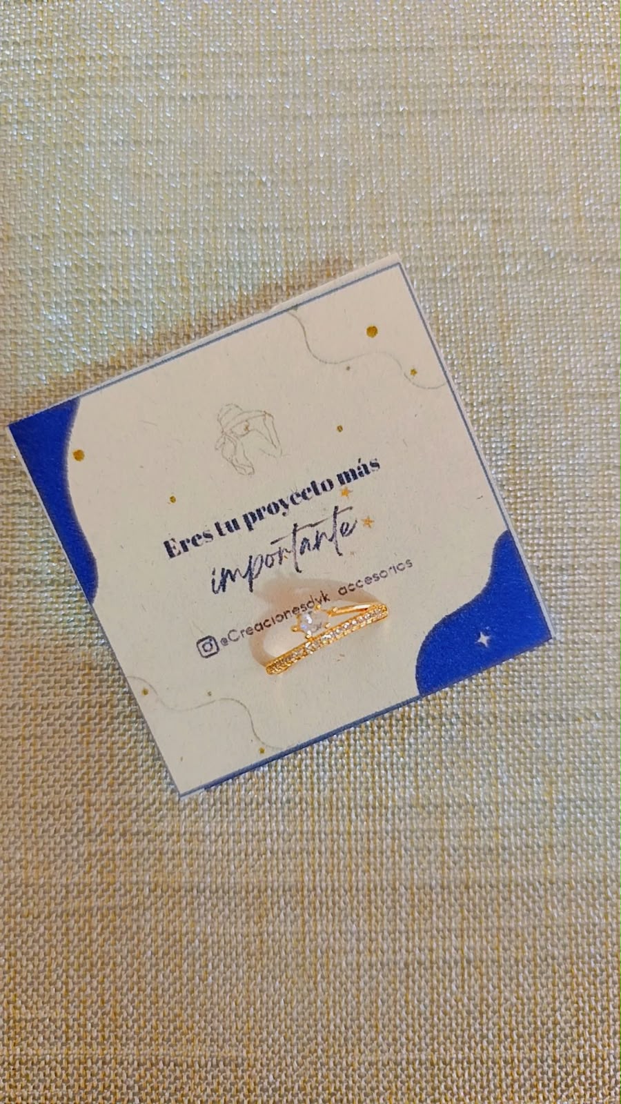 Anillo doble de rodio graduable con solitario sobre tarjeta de presentación