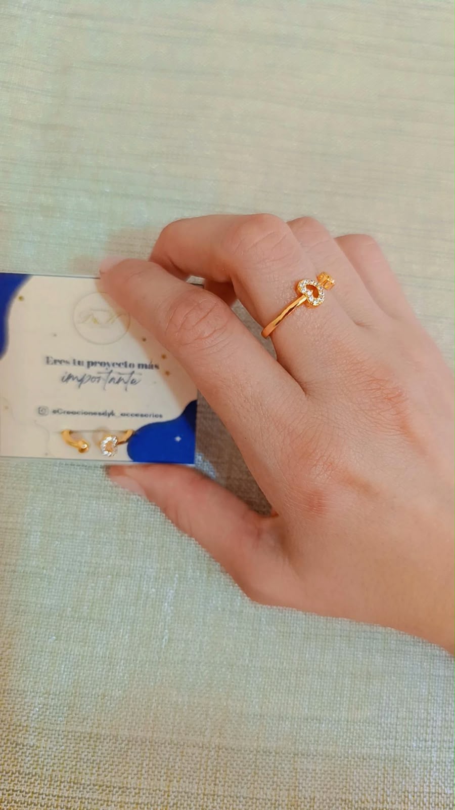 Anillo de rodio graduable con dije de corazón vista lateral