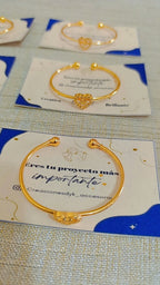 Pulsera de rodio con dije de corazón vista de detalle