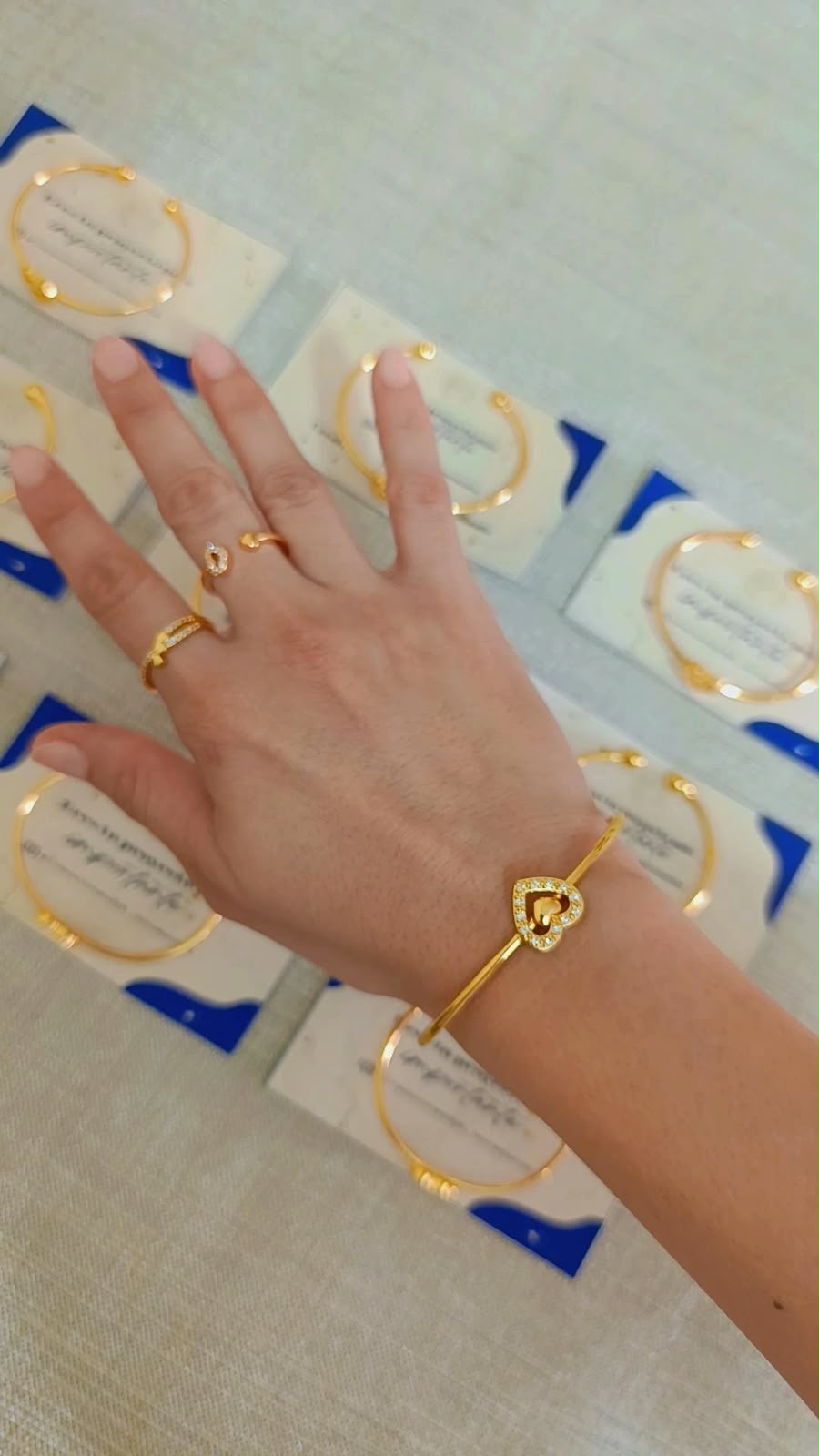 Pulsera de rodio con dije de corazón sobre tarjeta de presentación