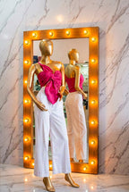 Blusa de Pétalo Fucsia con nudo frontal y pantalon blanco