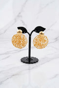 Aretes Esfera Dorada en Alambrismo.