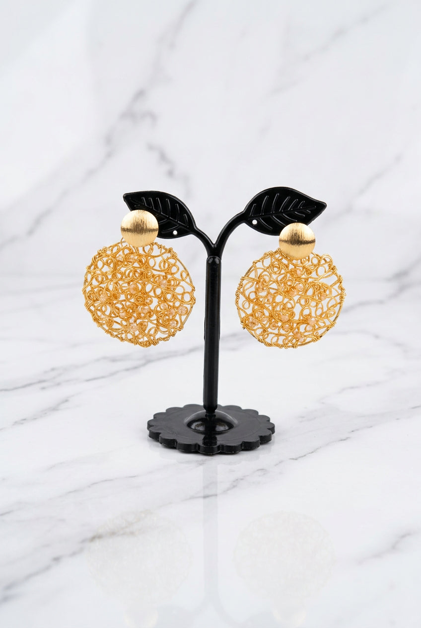 Aretes Esfera Dorada en Alambrismo.