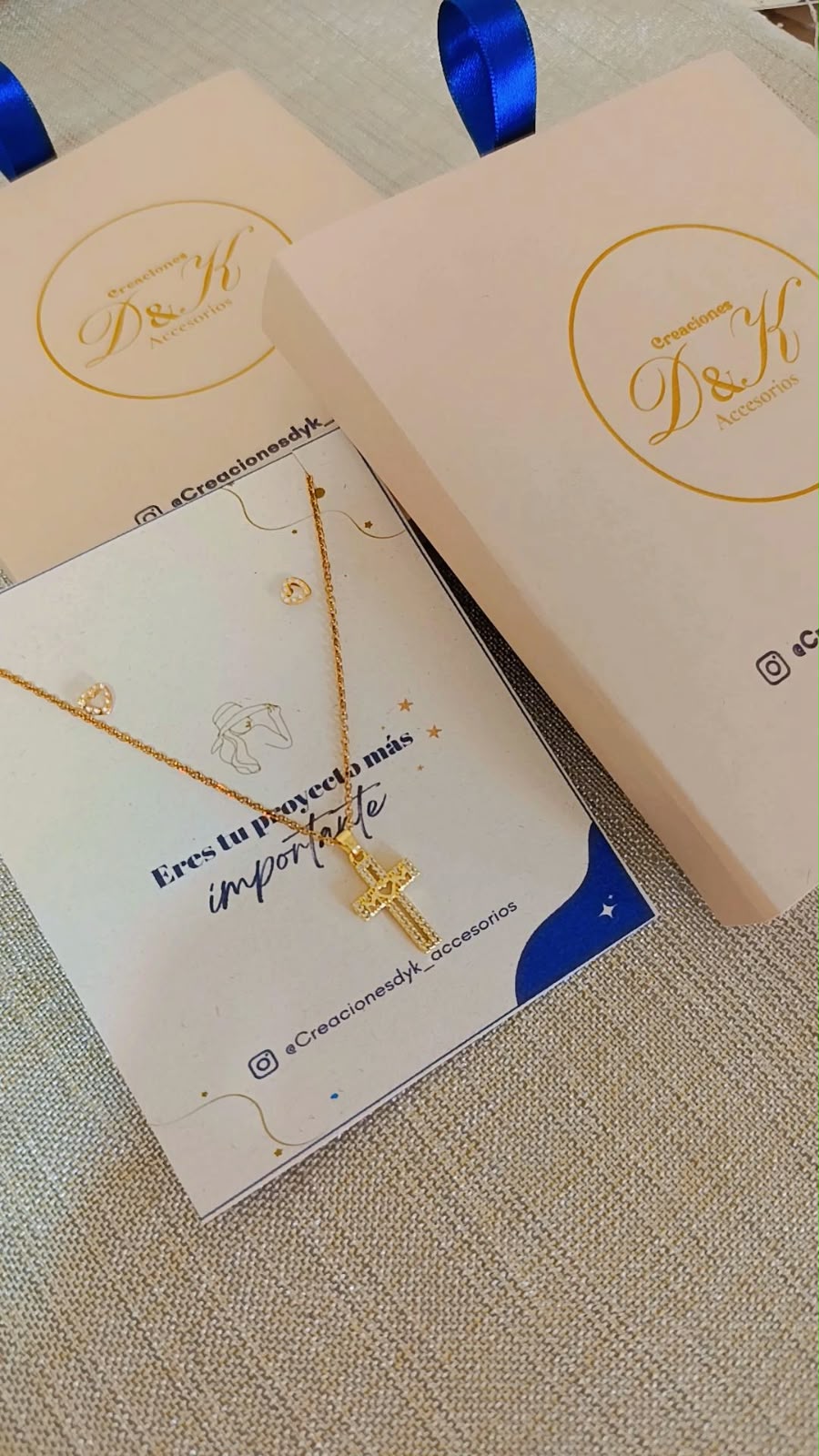 Collar cruz en rodio dorado con caja