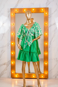 Set Aura Botanical Verde con Lazo Rosa crop top y falda verde esmeralda